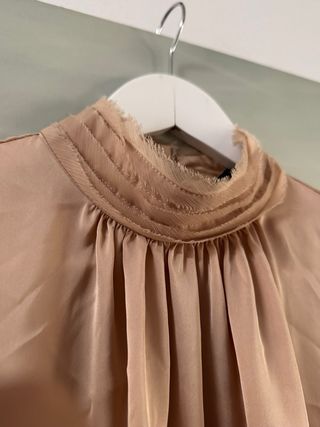 Blusa Zara dorada cuello alto