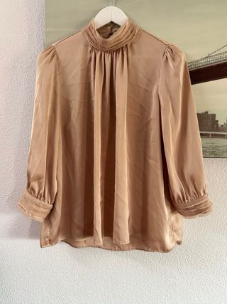 Blusa Zara dorada cuello alto