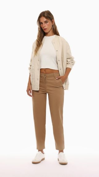 Pantalón chino beige con etiqueta