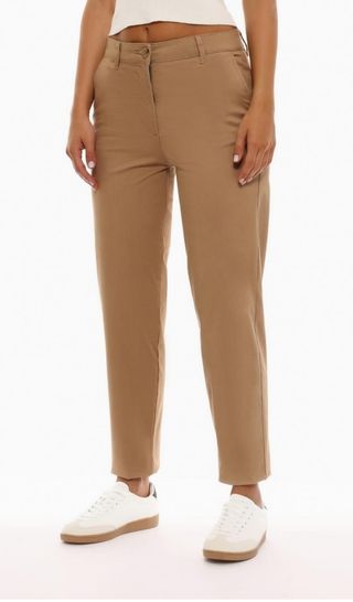 Pantalón chino beige con etiqueta