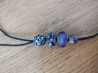 Conjunto Pandora Collar Cuero y Pendientes Morado
