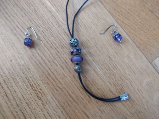 Conjunto Pandora Collar Cuero y Pendientes Morado