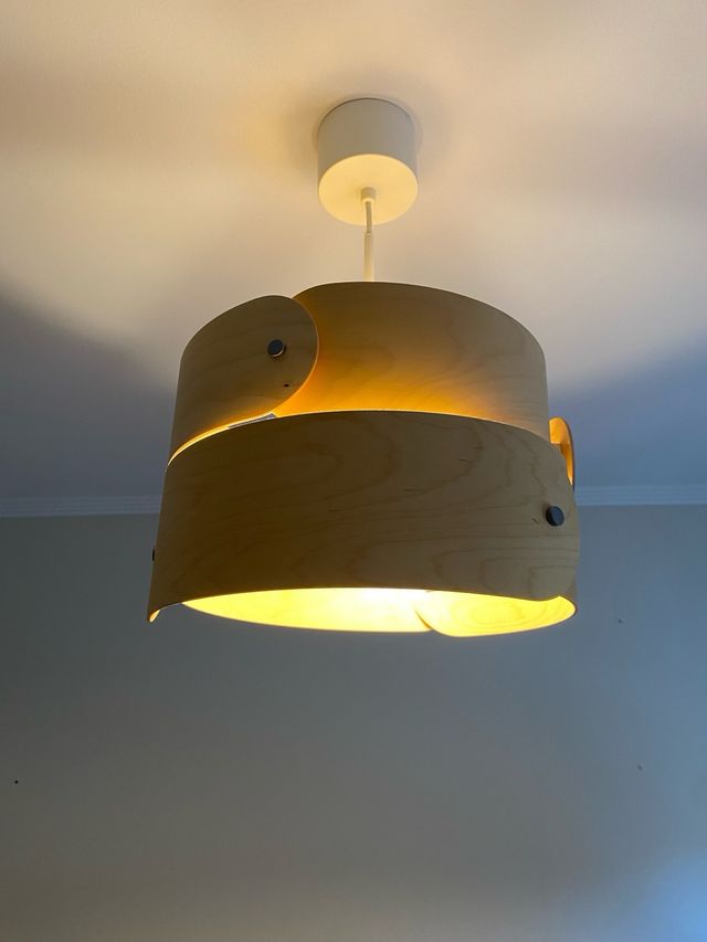 Lámpara de techo Ikea de madera