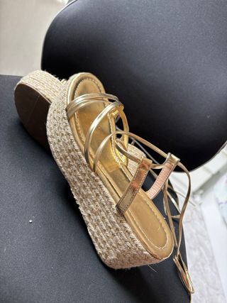 Sandalias cuña doradas
