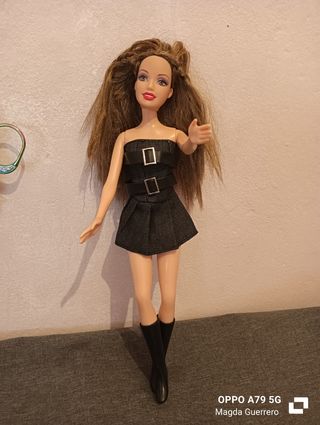 Muñeca Barbie con vestido negro y botas