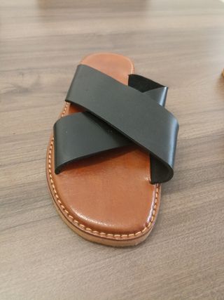 Sandalias cruzadas negras y marrones
