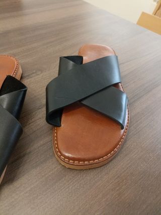 Sandalias cruzadas negras y marrones
