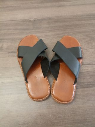 Sandalias cruzadas negras y marrones