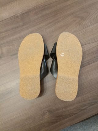 Sandalias cruzadas negras y marrones