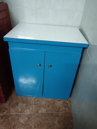 Mueble azul y blanco