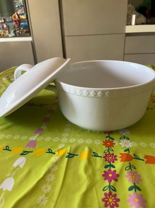 Zuppiera con coperchio in ceramica
