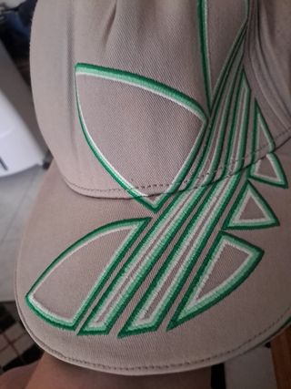 Gorro Adidas Beige y Verde