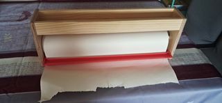 Estantería con rollo de papel para dibujar