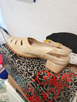 Sandalia de vestir beige y dorada