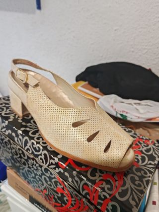 Sandalia de vestir beige y dorada