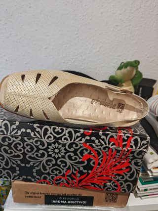 Sandalia de vestir beige y dorada