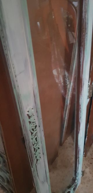 Vitrina de madera y cristal