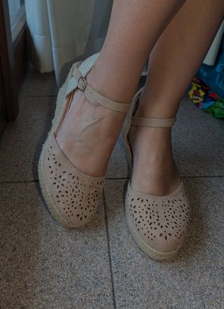 Sandali con zeppa beige