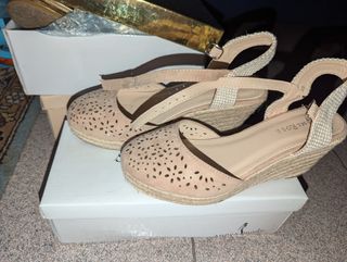 Sandali con zeppa beige
