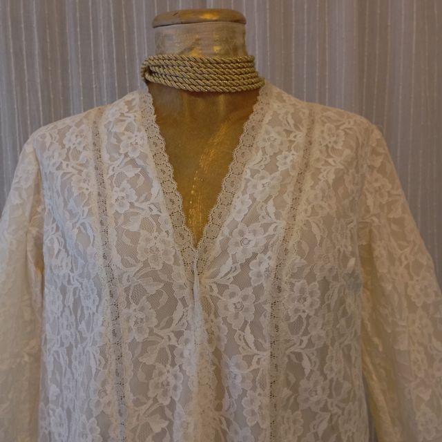 Bata de encaje blanca, años 50.