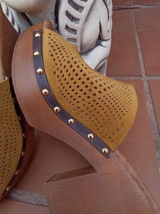 ZUECOS DE PLATAFORMA MARRONES 