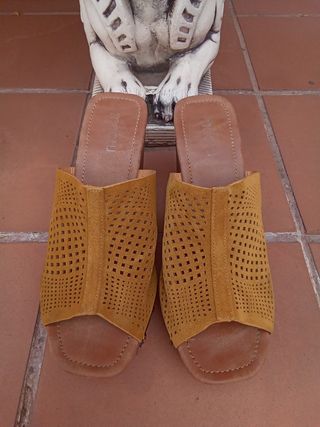 ZUECOS DE PLATAFORMA MARRONES 