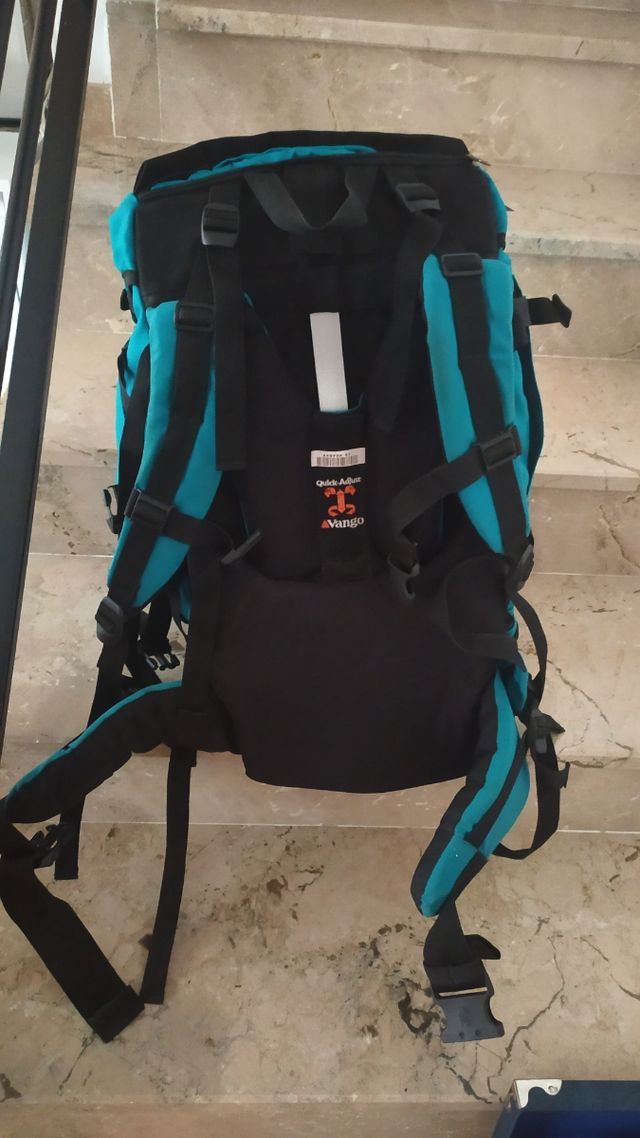 Mochila de Montaña Vango Negra y Turquesa.