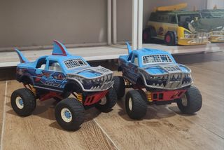 Variedad juguetes coches y dinosaurios