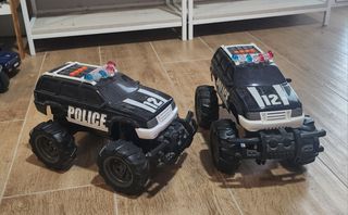 Variedad juguetes coches y dinosaurios