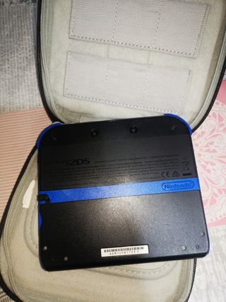 Nintendo 2DS Negra y Azul con Juego