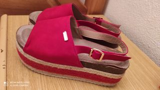 Sandalias Rojas con Tira Dorada