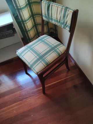 Dos sillas vintage de madera y tela