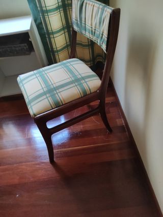 Dos sillas vintage de madera y tela