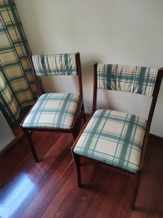 Dos sillas vintage de madera y tela
