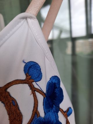 Traje de ballet con tutú y flores azules