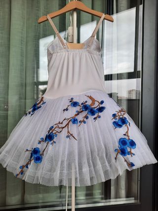 Traje de ballet con tutú y flores azules
