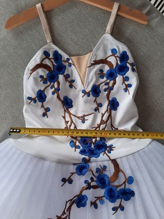 Traje de ballet con tutú y flores azules