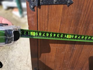 Contraventana de madera con herrajes 2