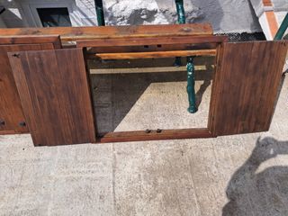 Contraventana de madera con herrajes 2