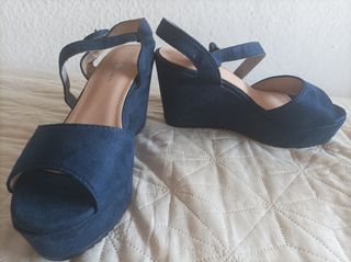 Zapatos de plataforma azul.