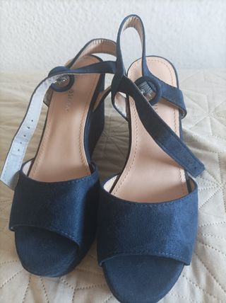 Zapatos de plataforma azul.