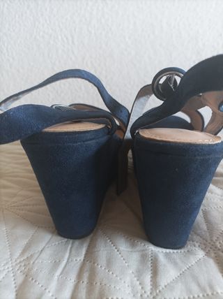 Zapatos de plataforma azul.