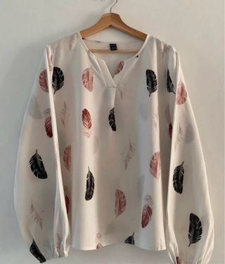 Blusa SHEIN con estampado de plumas