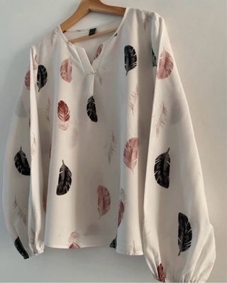 Blusa SHEIN con estampado de plumas