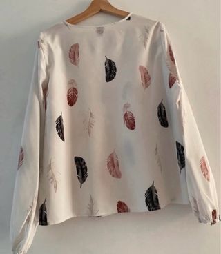 Blusa SHEIN con estampado de plumas