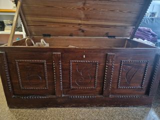 Baúl antiguo de madera tallada