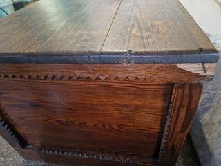 Baúl antiguo de madera tallada