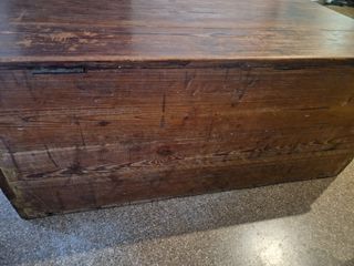 Baúl antiguo de madera tallada