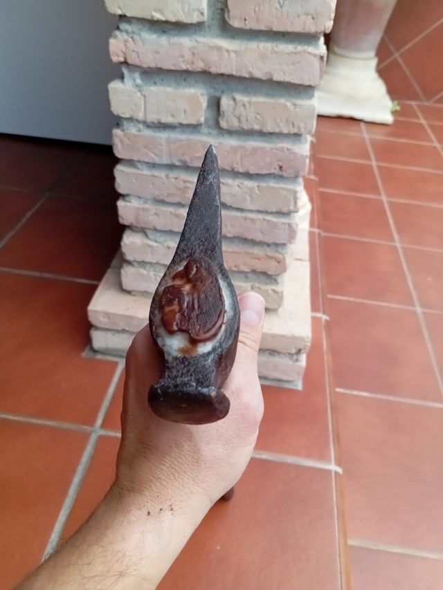 Ascia antica in legno