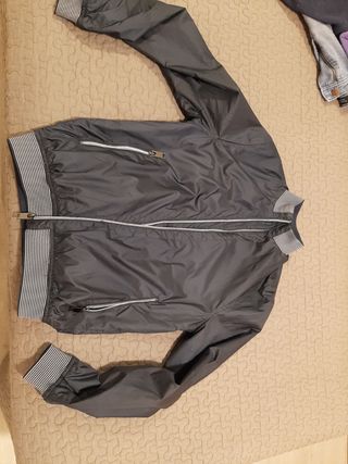 Chaqueta bomber azul oscuro entretiempo.